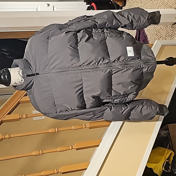UNISEX gray puffer coat....size XL... LIKE NEW!! ALPHA INDUSTRIES. - Picture 3 of 8